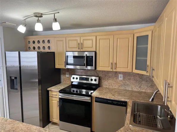 7542 NW 175th St, Hialeah, FL 33015