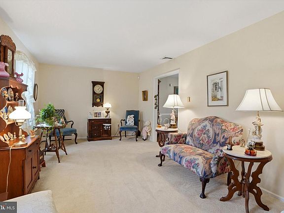 4th image of 863 Hunters Run Rd