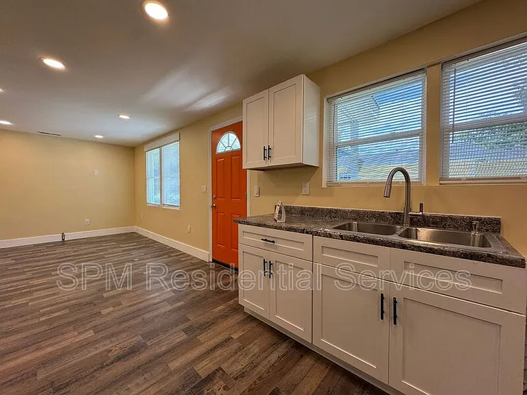 565 Manly Ave #B — Photo 6