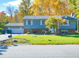 38 View Point Dr, Slate Hill, NY 10973