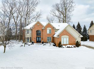 1045 Oak Tree Ln, Bloomfield Hills, MI 48304