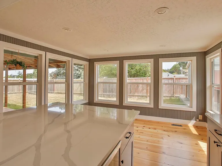 639 NE Otis St — Photo 12