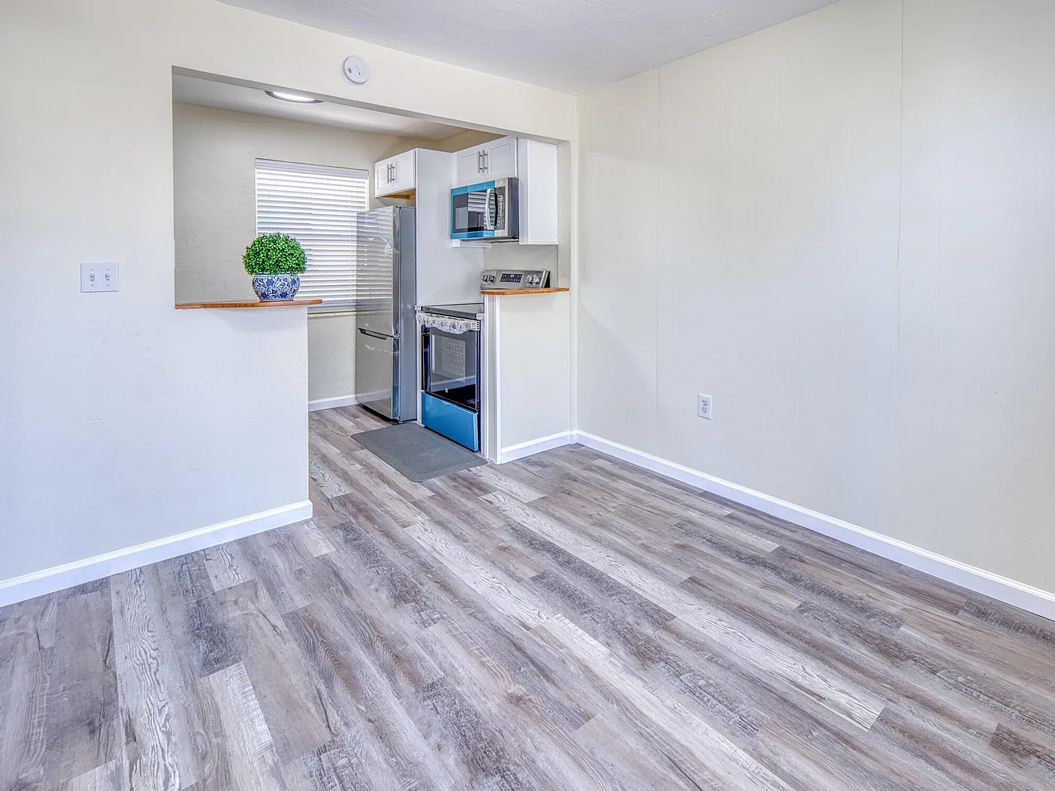 1 bed, 1.0 bath, 400 sqft, $1,495 — Photo 2