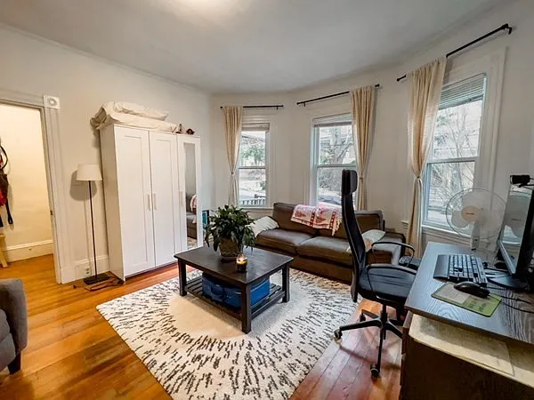 2 bed, 1.0 bath, 1050 sqft, $3,600 — Photo 2