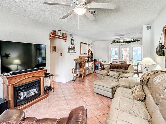 4th image of 925 Dee Ln