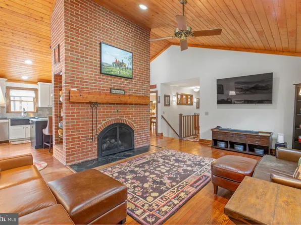 211 Twin Lake Dr, Fredericksburg, VA 22401