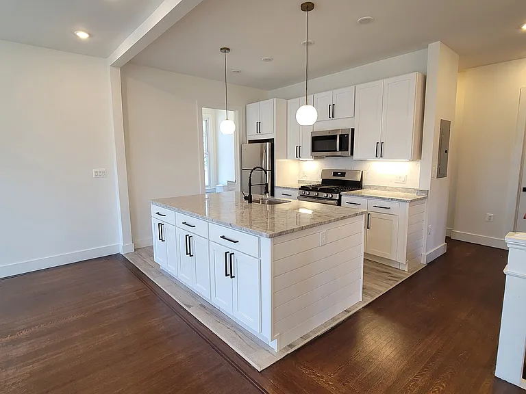 682 Whitney Ave #2 — Photo 3