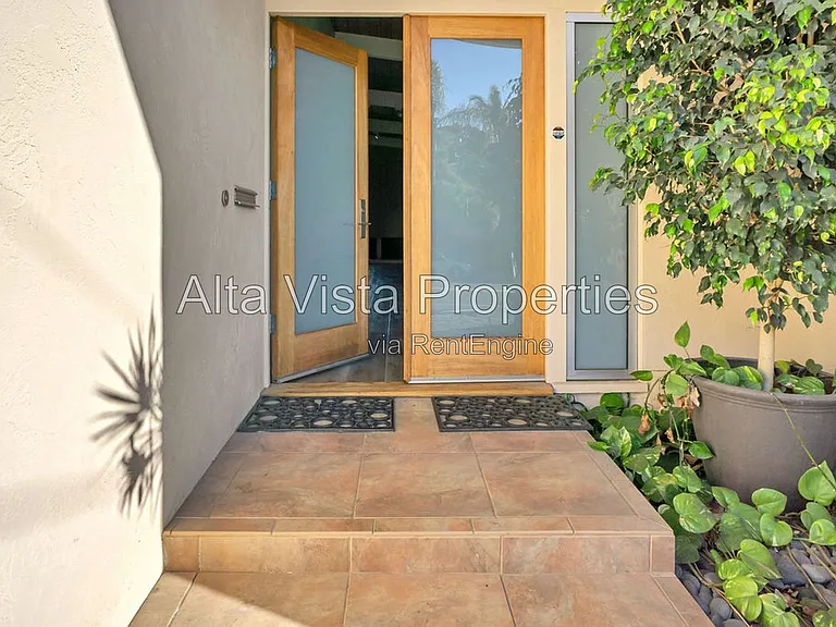 2569 Loring St — Photo 3
