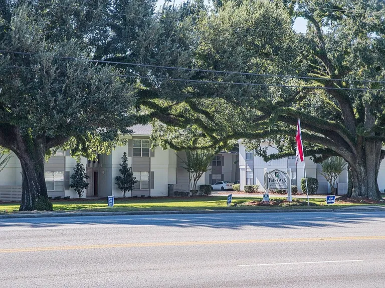 Twin Oaks Apartments — Photo 5