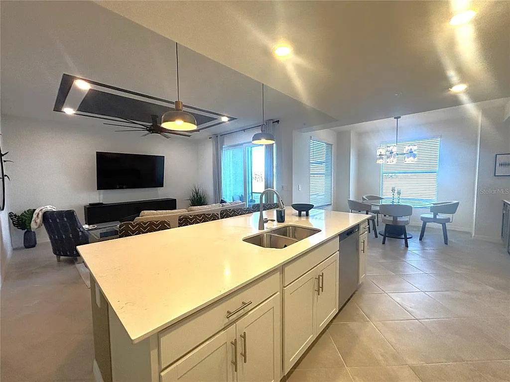 2 bed, 2.0 bath, 1366 sqft, $6,500 — Photo 2