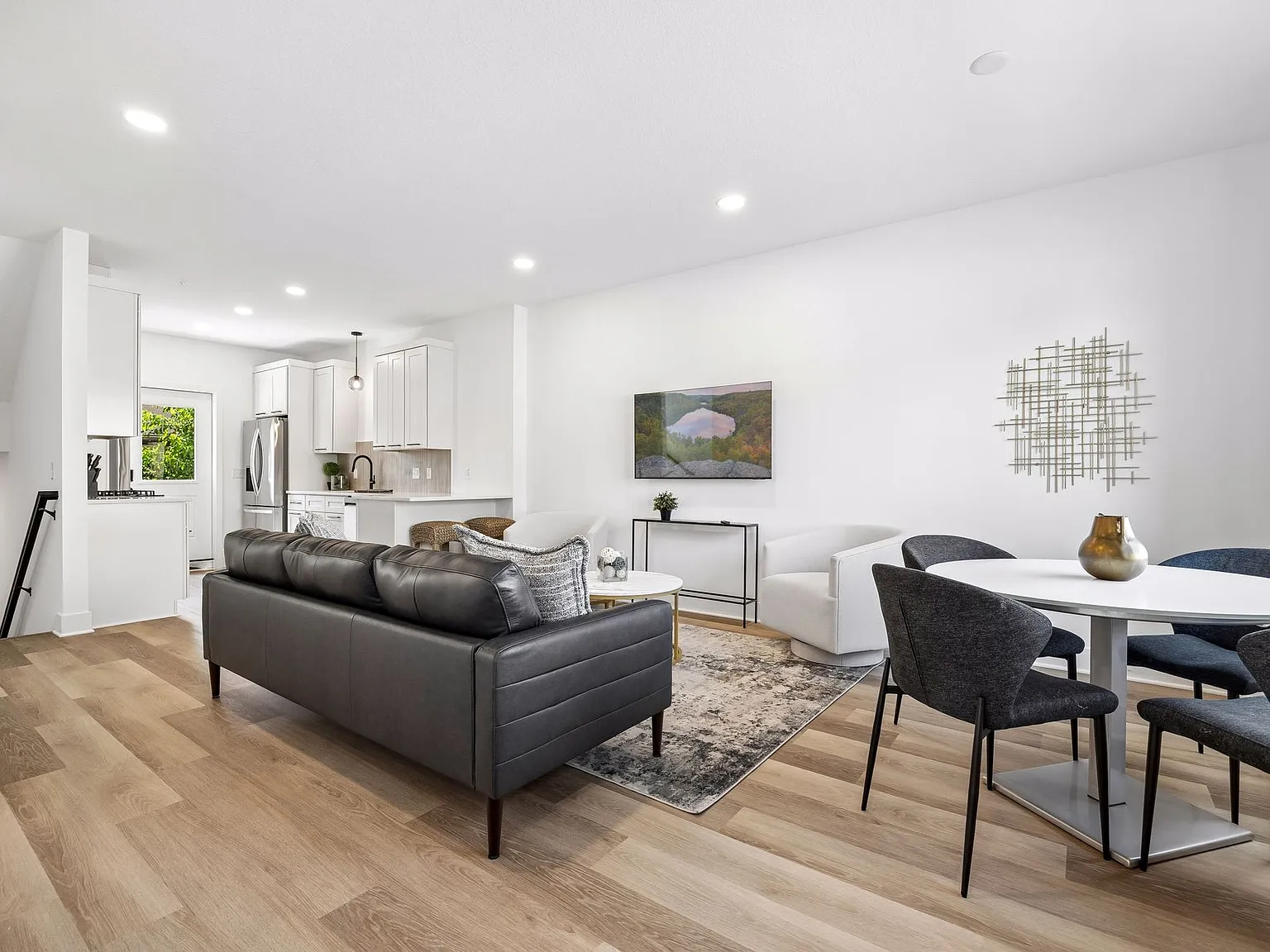 6 bed, 3.5 bath, 2400 sqft, $925 — Photo 4