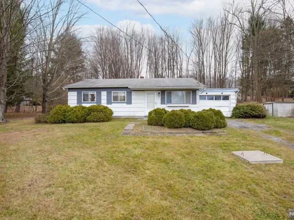 3 2nd Lt Jt Wroblewski Ln, Oak Ridge, NJ 07438