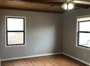 528 E Douglas Dr — Photo 2