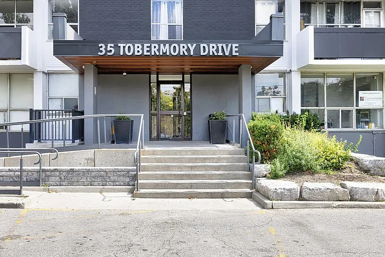 35 Tobermory Dr — Photo 10