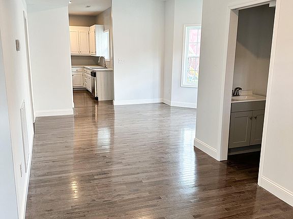 2nd image of 104 N Lexington Ave