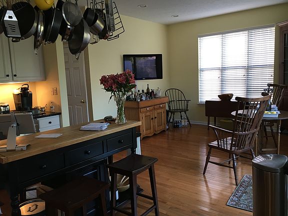 4th image of 912 N Waterford Ln