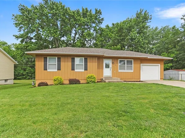 1604 Parkwood Dr, Harrisonville, MO 64701