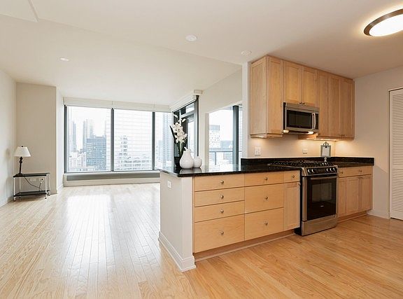 4th image of 60 E Monroe St Unit 2906