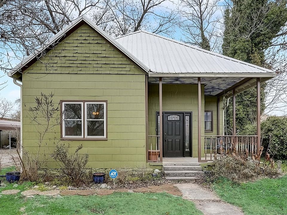 2nd image of 303 N Maple St