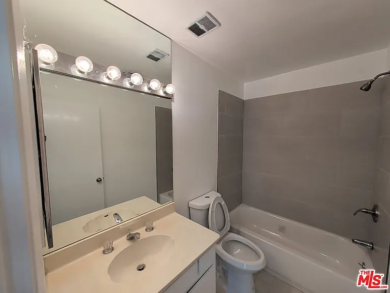 415 Montana Ave #203 — Photo 25