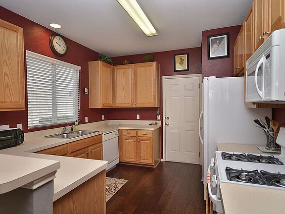 Large kitchen w/ gas range