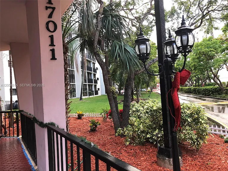 17011 N Bay Rd #516 — Photo 4