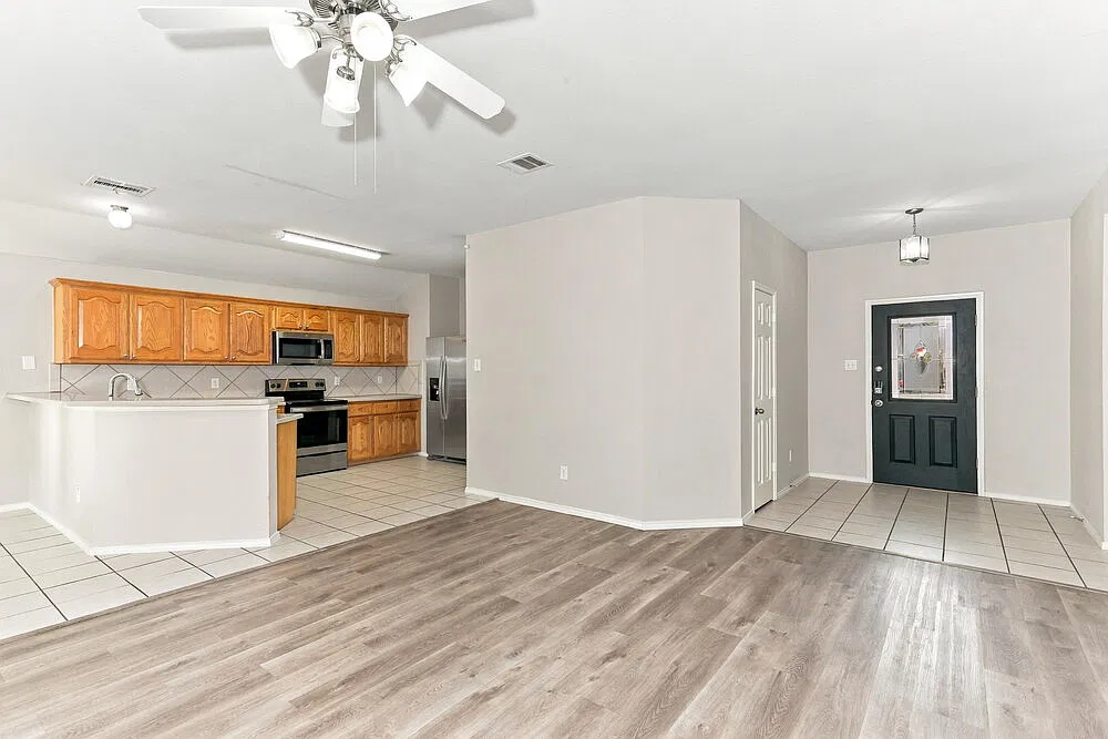 5 bed, 2.5 bath, 2603 sqft, $2,300 — Photo 4