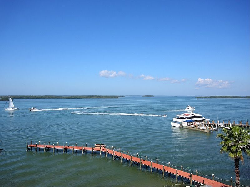 Bay front views &amp; peaks of the Gulf of Mexico