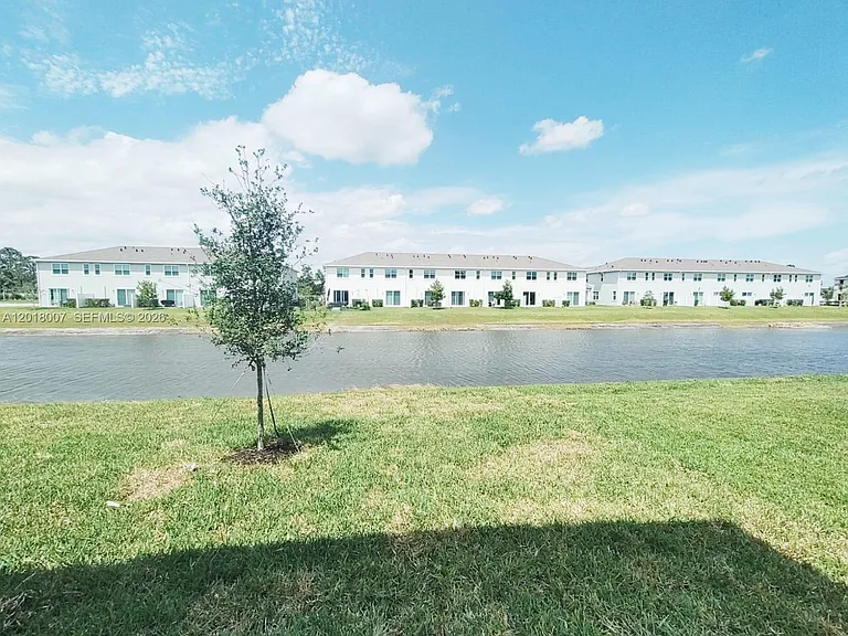 535 SE Rivergrass St #535 — Photo 4