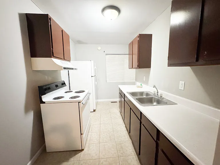 516 Goldensand Ln — Photo 5
