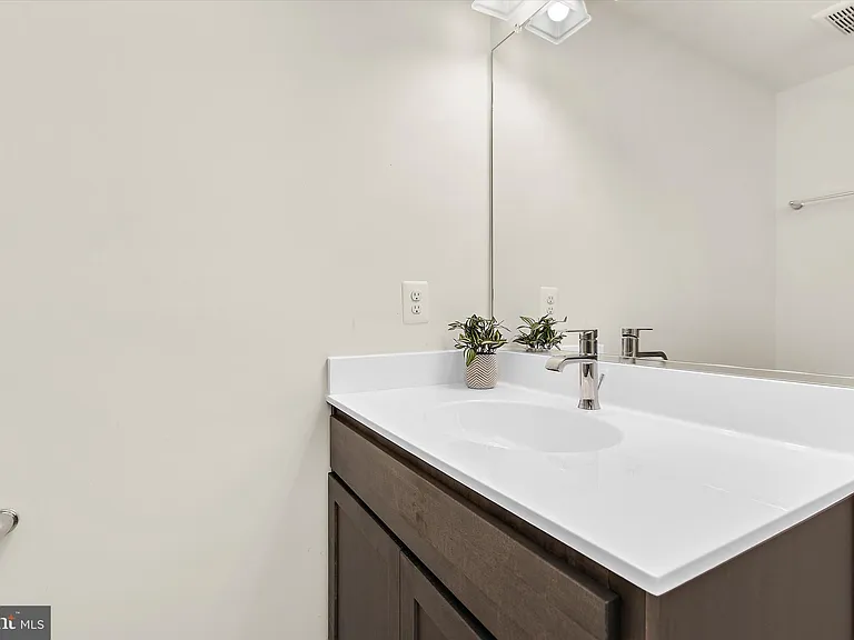 1102 Thomas Trl — Photo 34