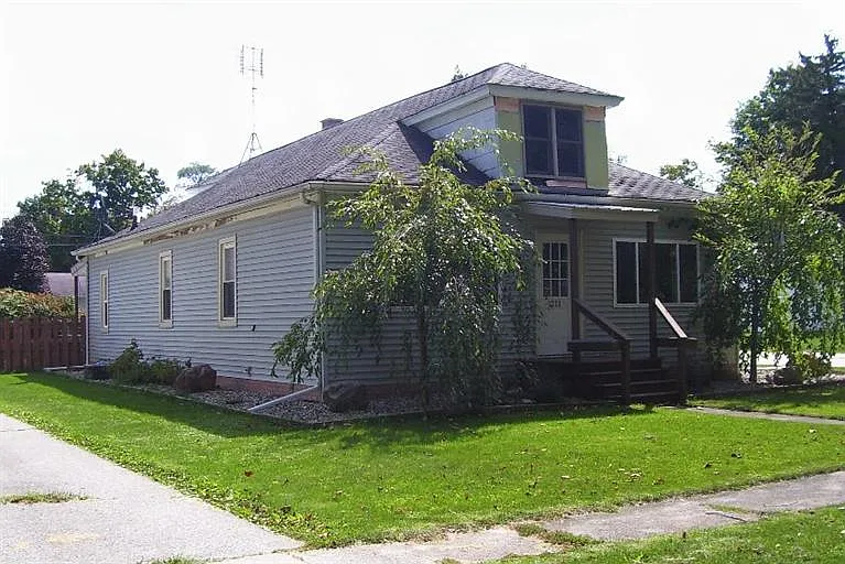 211 Roosevelt St photo 1