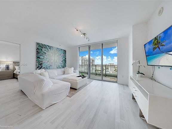 2nd image of 90 SW 3rd St APT 3109