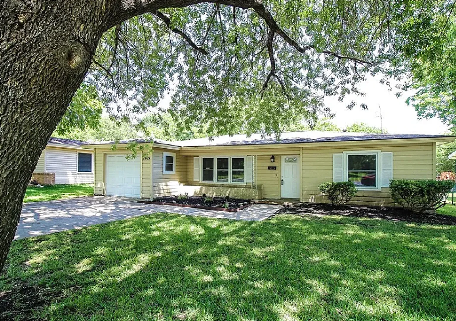 3 Bed, 1.5 Bath with Fenced Yard and Mature Trees — Photo 2