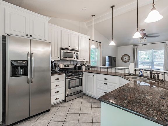 4th image of 12 Woodstock Ln