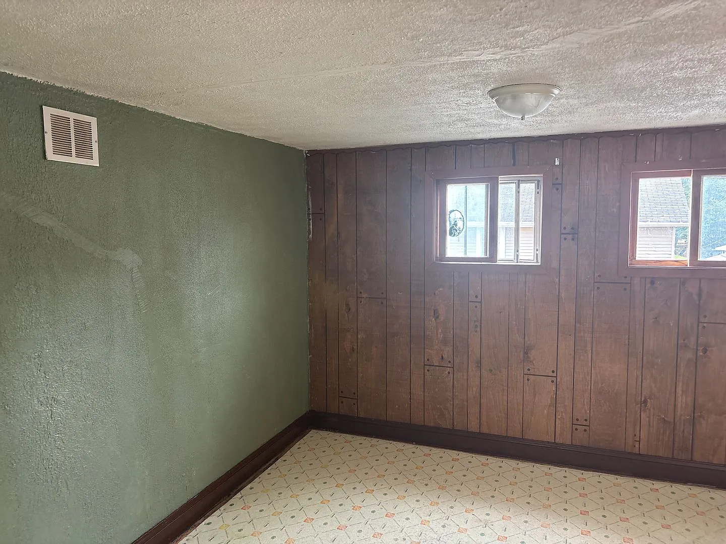 Spacious 5 Bedroom Home Ready To Welcome You — Photo 2