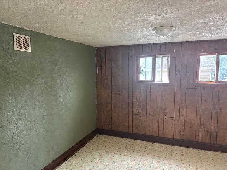 376 Rockport Rd — Photo 2
