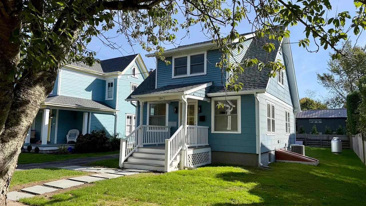 Greenport Village Charmer. Steps to beach. — Photo 1