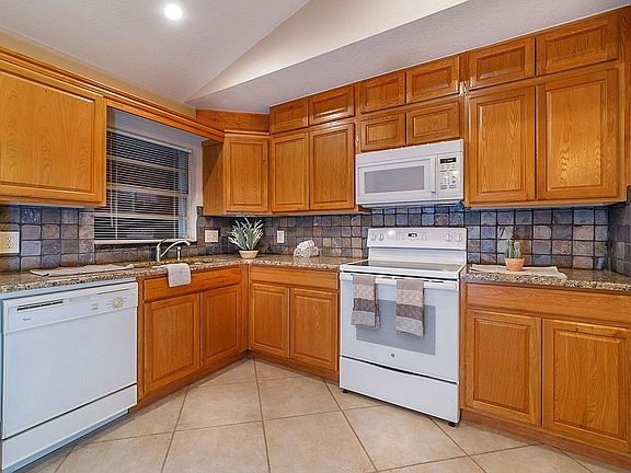 4th image of 209 Cottonwood Dr
