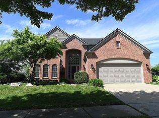 1693 Snowy Owl Ct, Rochester, MI 48307