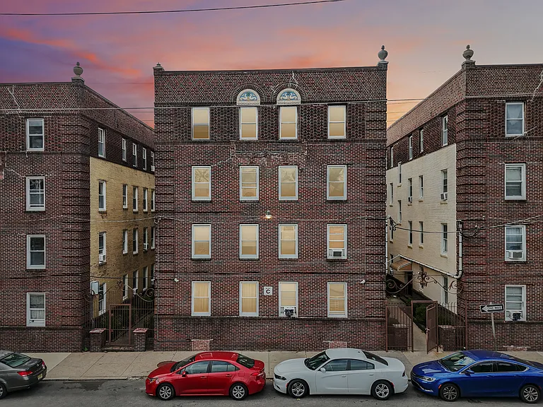Kings Manor Apartments — Photo 3