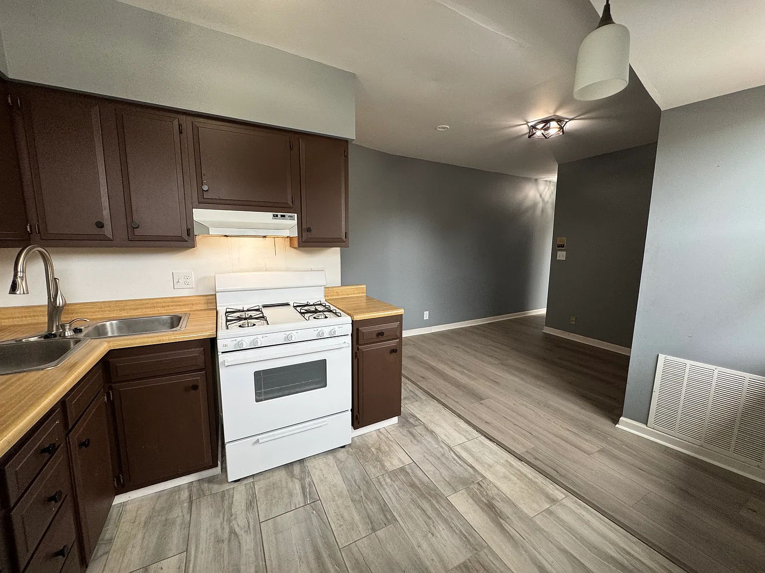 Glenmore - 2905 - (Units 1 - 8) — Photo 4
