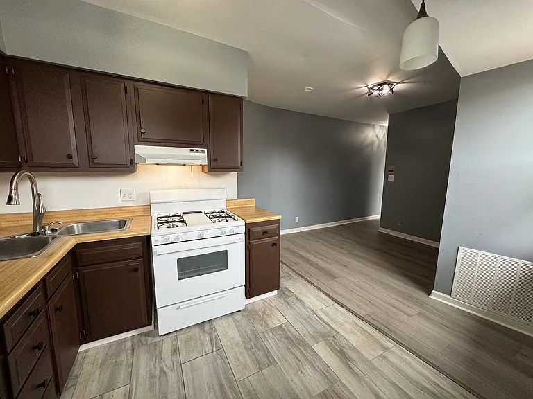 2905 Glenmore Ave — Photo 4