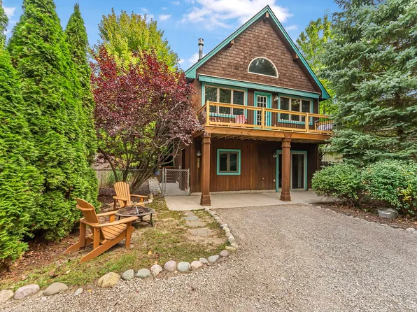 525 E Oak St, Leland, MI 49654