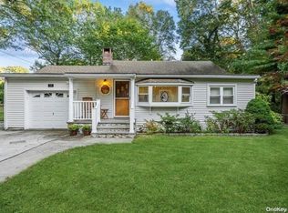 15 Cruise St, Riverhead, NY 11901