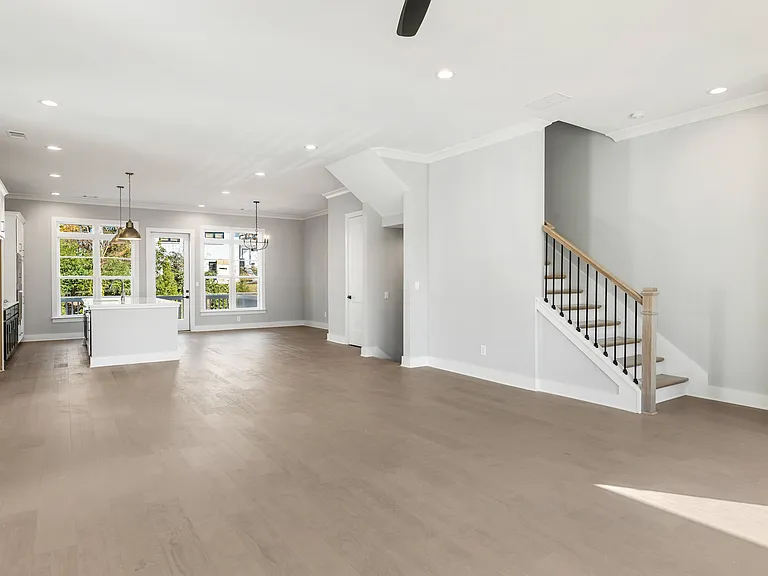2035 Parkside Ln — Photo 8
