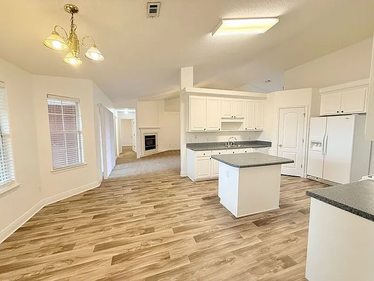 7945 Amethyst Dr — Photo 3