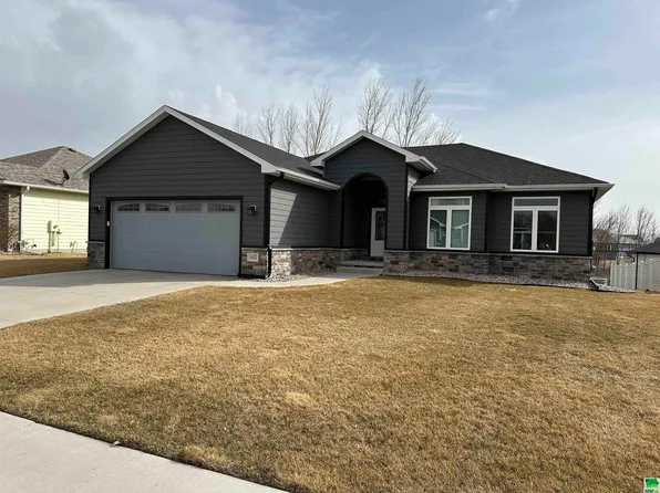 1402 Jack Nicklaus Dr, Elk Pt, SD 57025