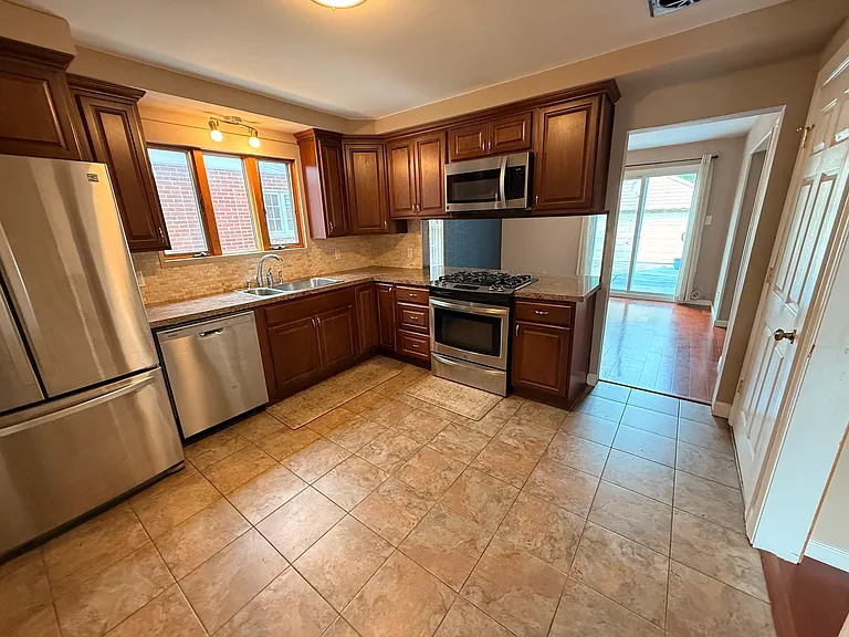 2056 Lennon St — Photo 5