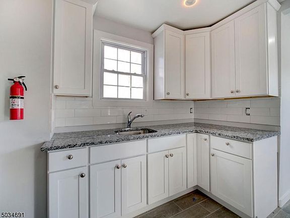 4th image of 126 Sanford St